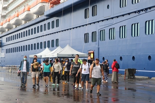 Luxury cruise ship brings 3,000 tourists to central localities