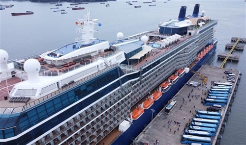 Two luxury cruise liners bring nearly 3,400 European, US tourists to Ha Long
