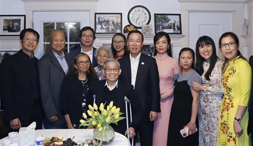 President meets with Vietnamese expats living in the US