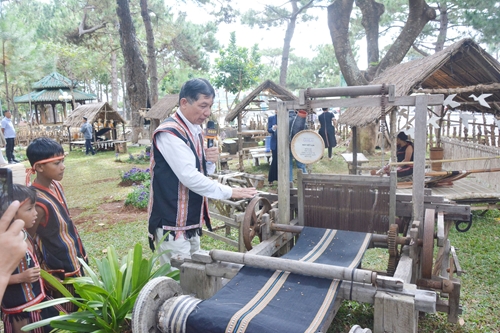 Outdoor exhibition on antique artifacts of Central Highlands province on display