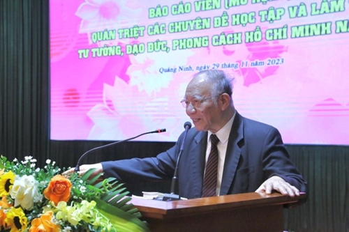 Professor Hoang Chi Bao talks with Quang Ninh youth