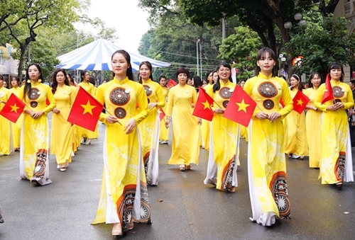 Ao Dai performance Women of the Capital - integration and development
