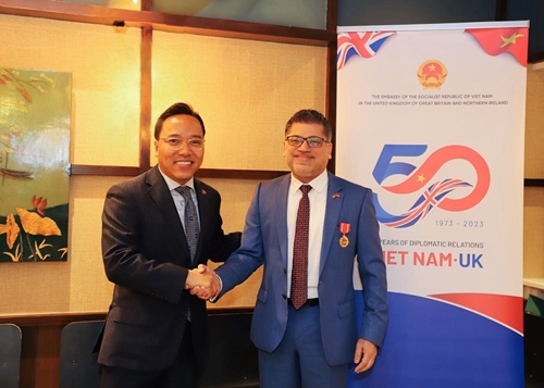 Vietnam awards State President s Friendship Medal to Chairman of AstraZeneca Vietnam