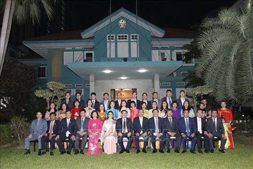 Top legislator visits Vietnamese embassy in Thailand