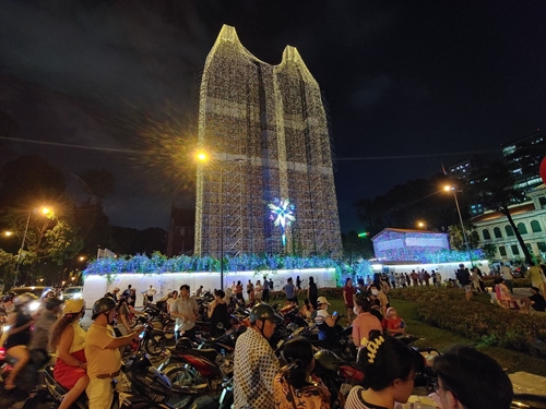 Sparkling Notre Dame Cathedral in HCMC welcomes Christmas