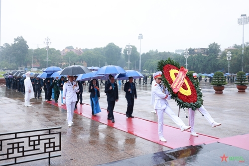 Delegates attending national congress of Vietnam General Confederation of Labour pay visit to President Ho Chi Minh’s Mausoleum