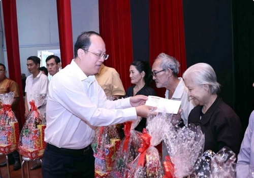 HCMC to spend over 915 billion VND supporting poor households to celebrate Tet