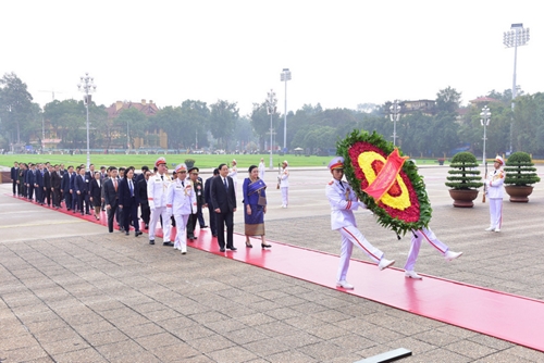 Lao Prime Minister pays tribute to President Ho Chi Minh