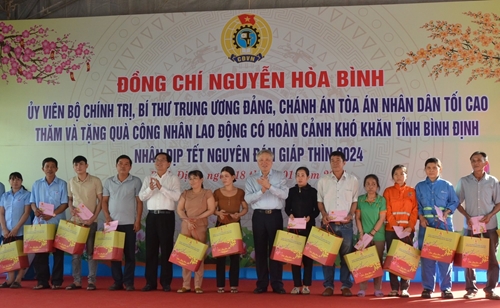 200 Tet gifts presented to workers in Binh Dinh’s Nhon Hoa Industrial Park