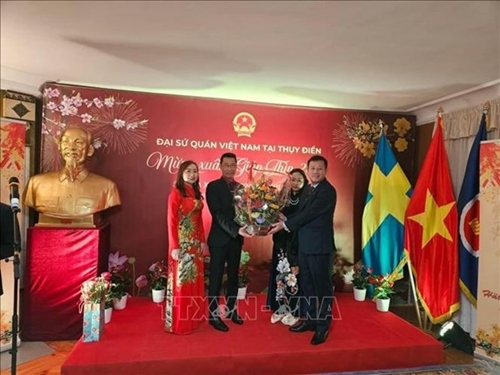 Overseas Vietnamese in Sweden and Latvia celebrate Lunar New Year Festival
