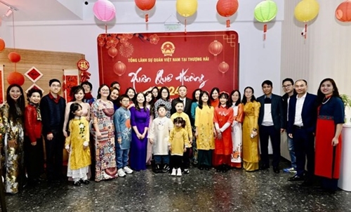 Homeland Spring program held for overseas Vietnamese in Shanghai