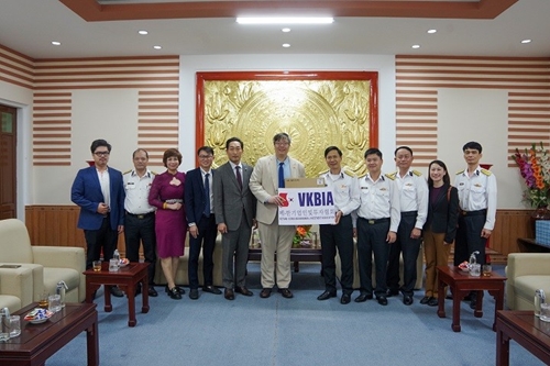 VKBIA presents Tet gifts to Command of Naval Region 3