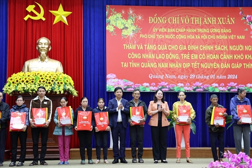 Presenting Tet gifts to policy beneficiary families in Quang Nam province