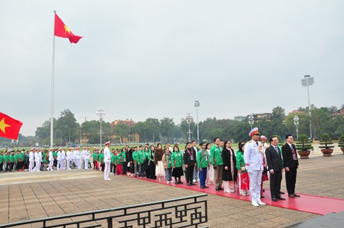 Delegation of Vietnamese Volunteer Community visits President Ho Chi Minh’s mausoleum