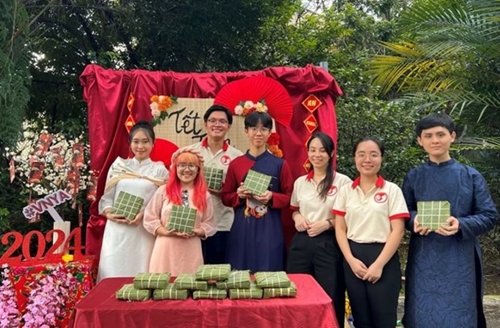 Vietnamese students in Singapore celebrate Tet