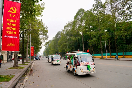 Electric bus route linking Hoan Kiem to Thang Long Imperial Citadel launched