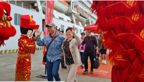 Ha Long port welcomes first int l cruise ship in the Year of the Dragon