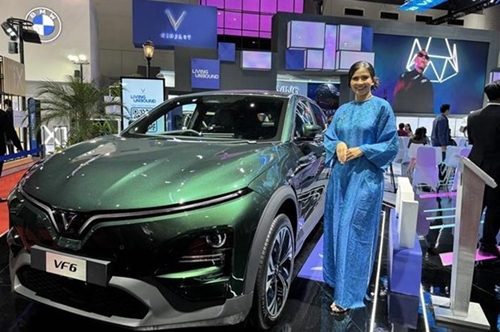 VinFast’s first right-hand drive electric vehicles introduced in Indonesia