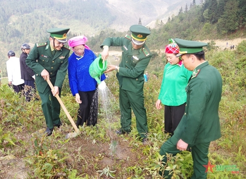 Ha Giang Border Guards launch “Tree planting festival to forever remember Uncle Ho