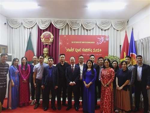 Homeland spring program held for overseas Vietnamese in Bangladesh