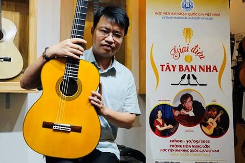 Vu Duc Hien - an artist contributes to preserving value of classical guitar in Hanoi
