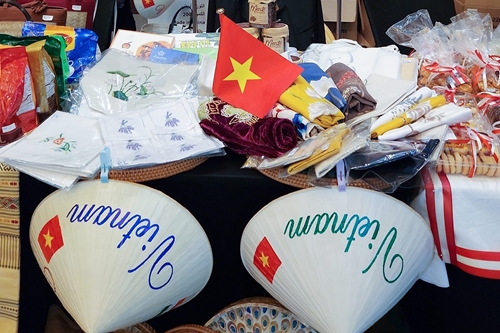Vietnam joins handicraft fair in Kuwait