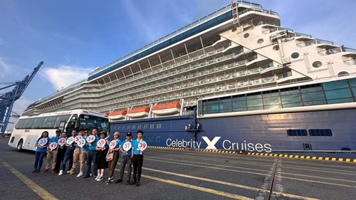 Cruise liner Celebrity Solstice brings foreign visitors to Vung Tau