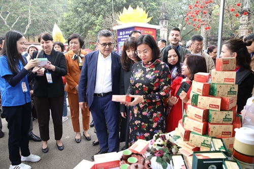 Foreign diplomats go on spring tour in Hanoi