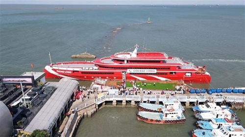 Super express boat brings visitors to Con Dao Island
