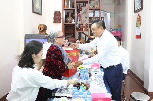 Hanoi to spend over 190 billion VND to give gifts to policy beneficiaries