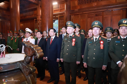 Minister of Public Security offers incense to commemorate President Ho Chi Minh