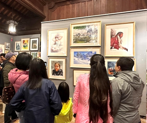 Artworks by 465 artists from 60 countries displayed in Vietnam