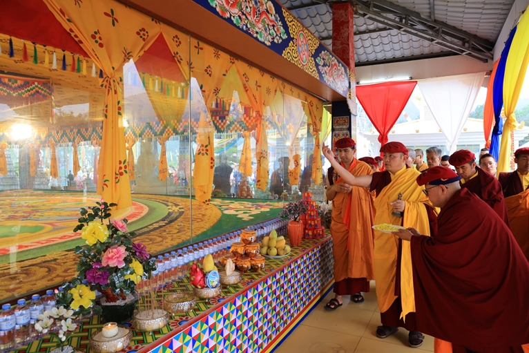 His Eminence Drukpa Thuksey Rinpoche Re-establish real connections outside the small screens