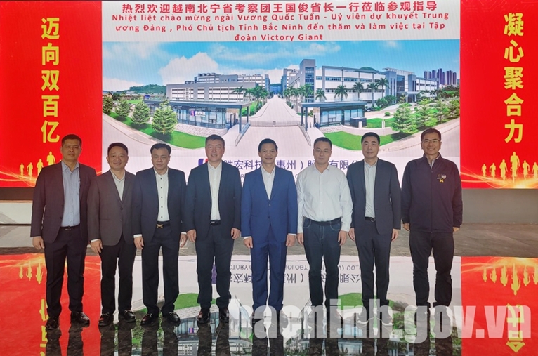 Standing Deputy Head of Bac Ninh Province visits China’s giant technology group