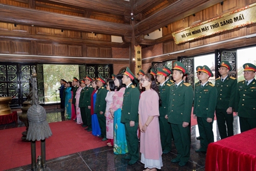 National Defense Academy offers incense to President Ho Chi Minh at historical relics in Thai Nguyen