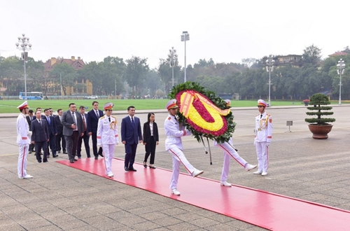 Uzbekistan s Foreign Minister visits President Ho Chi Minh’s mausoleum