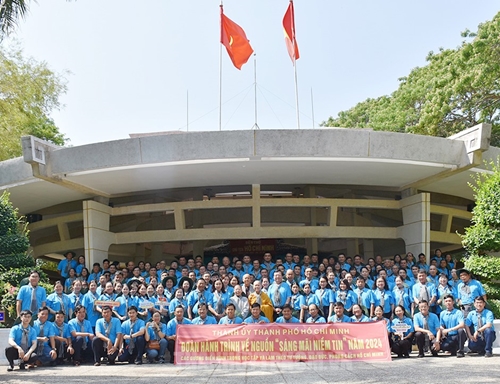 Nearly 200 outstanding delegates visit President Ho Chi Minh’s temple in Tra Vinh province