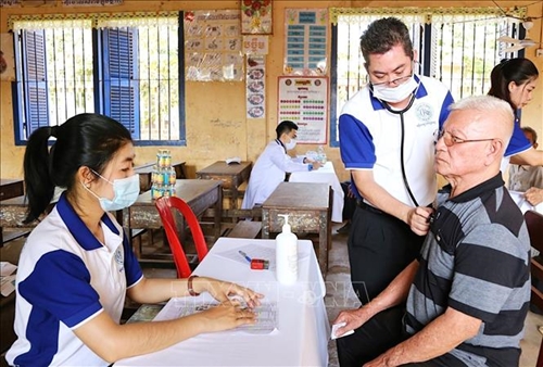 Vietnamese doctors provides free health check-ups to people in Cambodia’s Kratie province