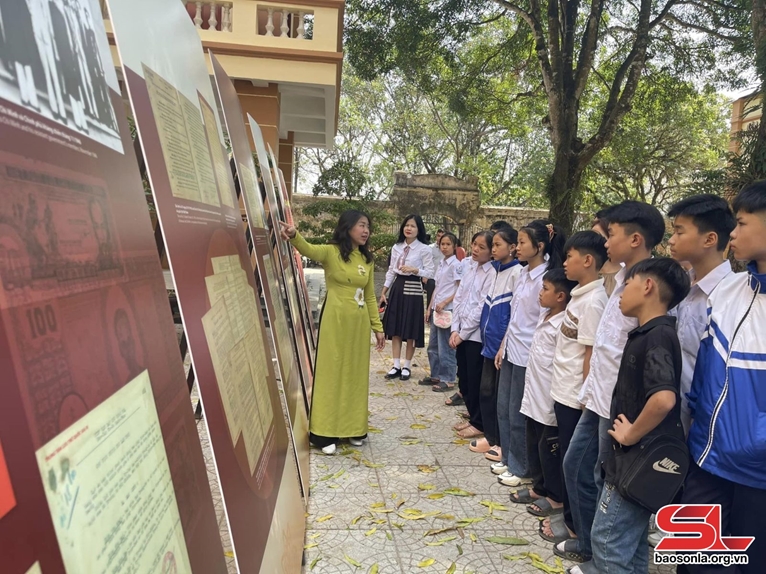President Ho Chi Minh’s signatures, autographs on display in Son La