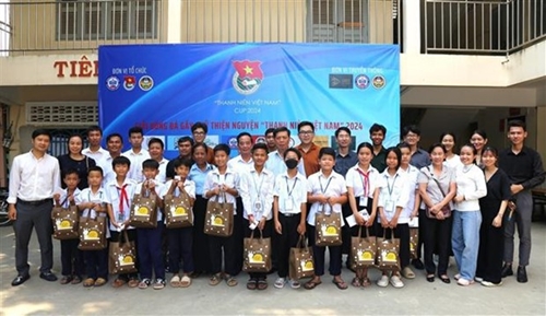 Vietnamese original students in Cambodia supported