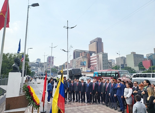 HCMC delegation offers flowers at President Ho Chi Minh’s Monument in Venezuela