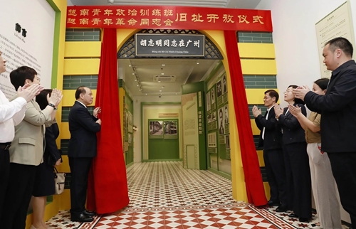 Consulate General of Vietnam attends exhibition on Ho Chi Minh in China s Guangzhou
