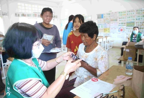 Vietnamese businesses provide free health services to disadvantaged people in Cambodia