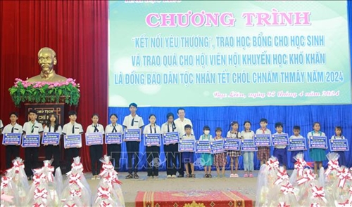 Awarding scholarships to Khmer students