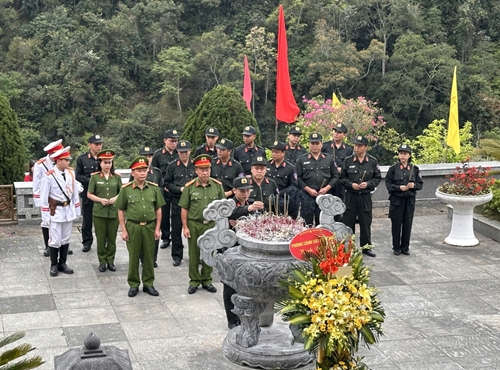 Cao Bang public security forces commemorate President Ho Chi Minh