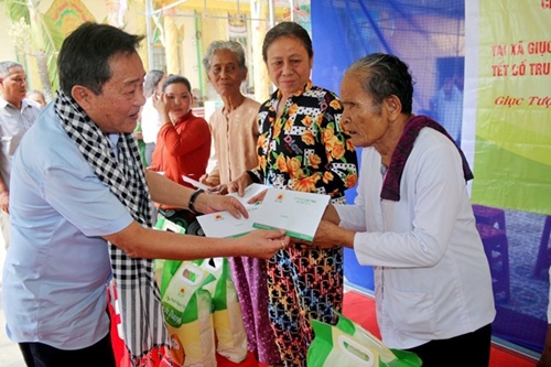 Disadvantaged Khmer people in Kien Giang province presented 500 gifts on Chol Chnam Thmay festival