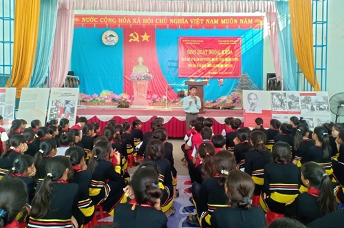 Central Highlands district holds exhibition and talk on Uncle Ho at secondary schools