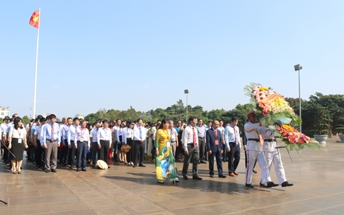 Gia Lai More than 200 delegates pay homage to President Ho Chi Minh