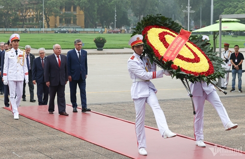 Brazilian Foreign Minister visits President Ho Chi Minh Mausoleum