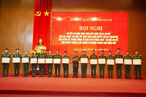Gia Lai honors 27 outstanding groups and individuals in studying and following Uncle Ho
